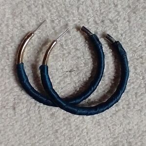 Silvertone blue cloth wrapped half hoop post earrings no backs